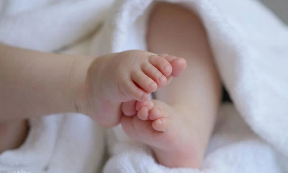 Ραγδαίες εξελίξεις με τον θάνατο του μωρού στην Κω: Ενδείξεις σεξουαλικής κακοποίησης στη σορό του